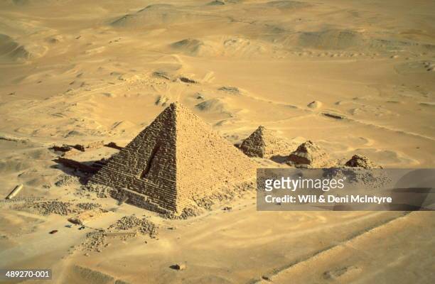 egypt,giza,mycerinus,smallest of the three great pyramids - mykerinos pyramid bildbanksfoton och bilder