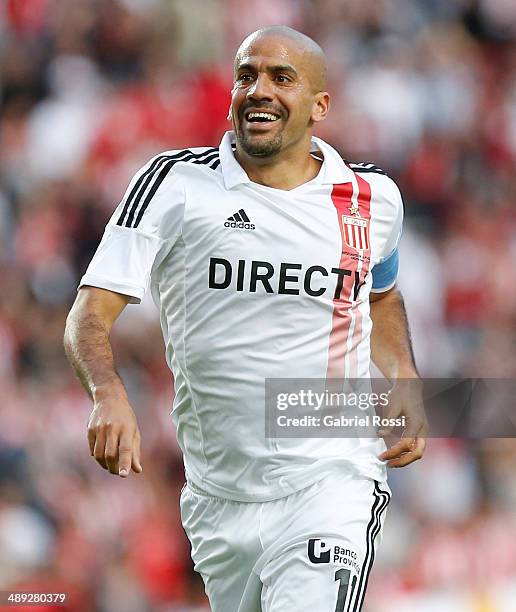 Juan Sebastian Veron of Estudiantes celebrates the second goal of his team scored by Franco Jara during a match between Estudiantes and San Lorenzo...