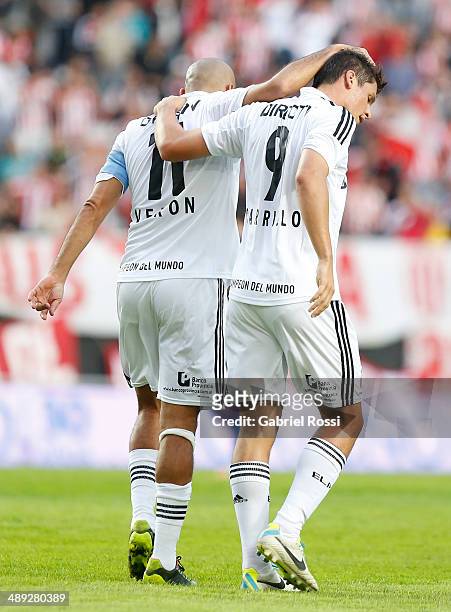 Juan Sebastian Veron and Guido Carrillo of Estudiantes celebrate a goal scored by Franco Jara during a match between Estudiantes and San Lorenzo as...