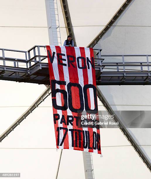 Flag of a fan referring the fifth hundredth match of Juan Sebastian Veron before the match between Estudiantes and San Lorenzo as part of Torneo...