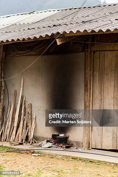 scorched wall below outdoor kitchen - burnt pot stock pictures, royalty-free photos & images