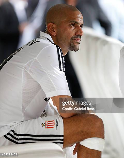 Juan Sebastian Veron of Estudiantes looks on during a match between Estudiantes and San Lorenzo as part of Torneo Final 2014 at Ciudad de La Plata...