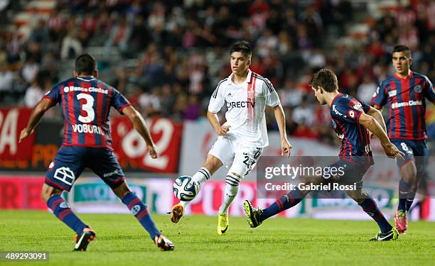 Carlos Auzqui of Estudiantes kicks the ball during a match between Estudiantes and San Lorenzo as part of Torneo Final 2014 at Ciudad de La Plata...