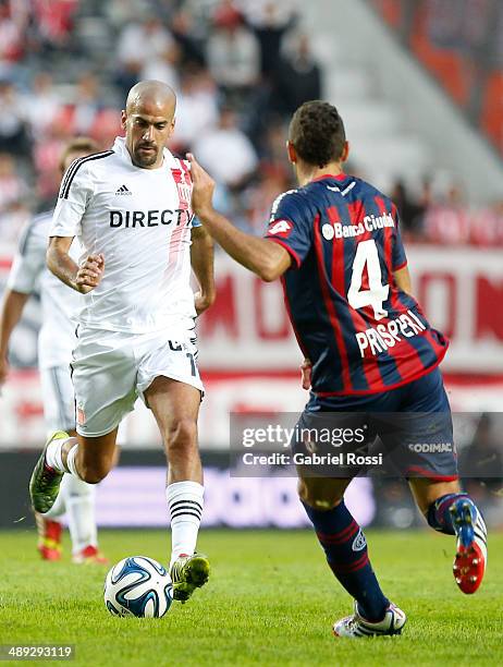 Juan Sebastian Veron of Estudiantes fights for the ball with Gonzalo Prosperi of San Lorenzo during a match between Estudiantes and San Lorenzo as...