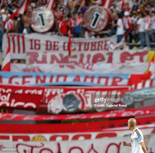 Juan Sebastian Veron of Estudiantes looks the crowd during the match between Estudiantes and San Lorenzo as part of Torneo Final 2014 at Ciudad de La...