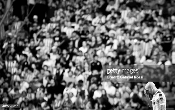 Juan Sebastian Veron of Estudiantes looks dejected during a match between Estudiantes and San Lorenzo as part of Torneo Final 2014 at Ciudad de La...