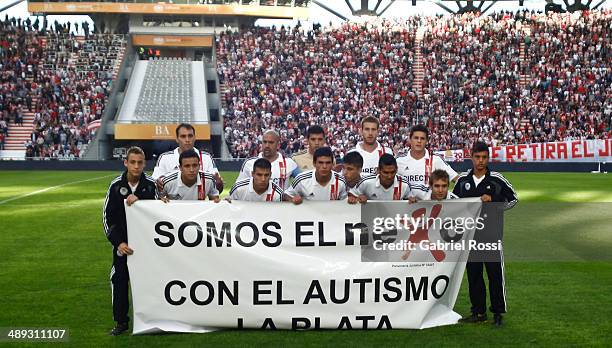 Players of Estudiantes pose for a team photo prior the match between Estudiantes and San Lorenzo as part of Torneo Final 2014 at Ciudad de La Plata...