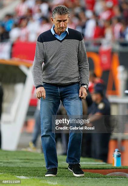 Edgardo Bauza coach of San Lorenzo looks dejected during a match between Estudiantes and San Lorenzo as part of Torneo Final 2014 at Ciudad de La...