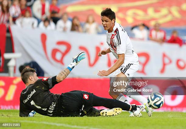 Guido Carrillo of Estudiantes passes the ball to Franco Jara of Estudiantes during a match between Estudiantes and San Lorenzo as part of Torneo...