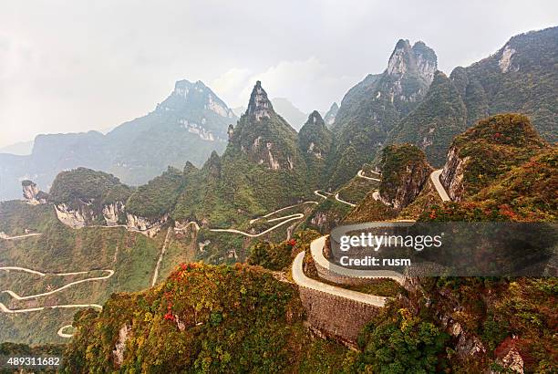 mountain road in tianmen mountain national park, zhangjiajie, china - tianmen stock pictures, royalty-free photos & images