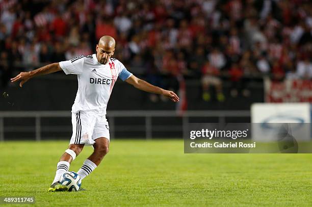 Juan Sebastian Veron of Estudiantes kicks the ball during a match between Estudiantes and San Lorenzo as part of Torneo Final 2014 at Ciudad de La...