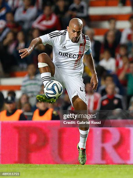 Juan Sebastian Veron of Estudiantes controls the ball during a match between Estudiantes and San Lorenzo as part of Torneo Final 2014 at Ciudad de La...