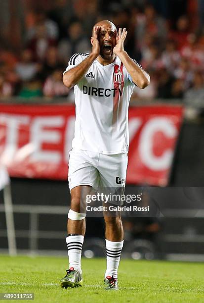 Juan Sebastian Veron of Estudiantes reacts during a match between Estudiantes and San Lorenzo as part of Torneo Final 2014 at Ciudad de La Plata...