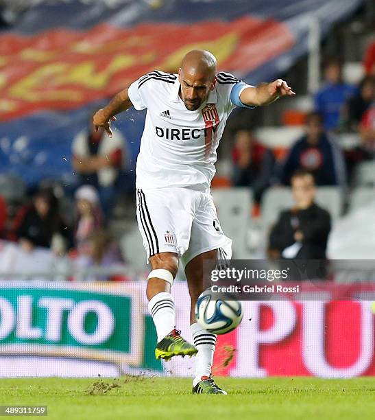 Juan Sebastian Veron of Estudiantes kicks the ball during a match between Estudiantes and San Lorenzo as part of Torneo Final 2014 at Ciudad de La...