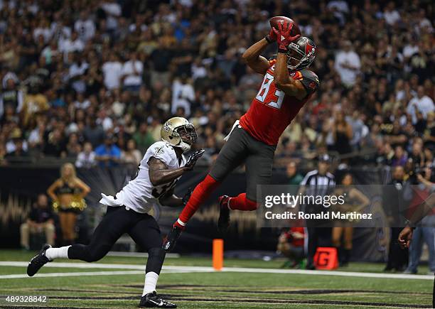 Vincent Jackson of the Tampa Bay Buccaneers makes a touchdown pass reception against Kenny Phillips of the New Orleans Saints in the second quarter...