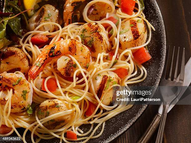 camarones a la parrilla y vieiras con pasta - linguini fotografías e imágenes de stock