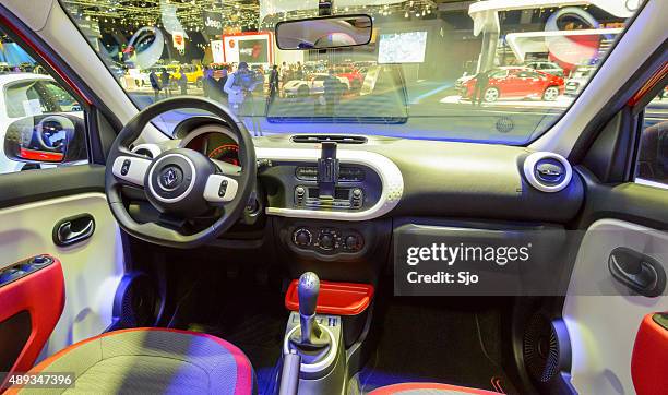 renault twingo intérieur de voiture compacte - renault twingo concept photos et images de collection