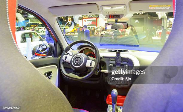 renault twingo intérieur de voiture compacte - renault twingo concept photos et images de collection
