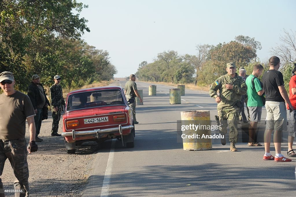 Tatar discrimination protest blocks roads into Crimea