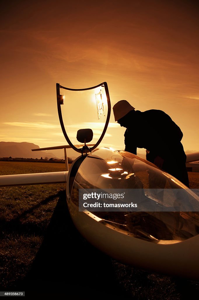 Vorbereitung zum Absprung mit Segelflugzeug bei Sonnenuntergang