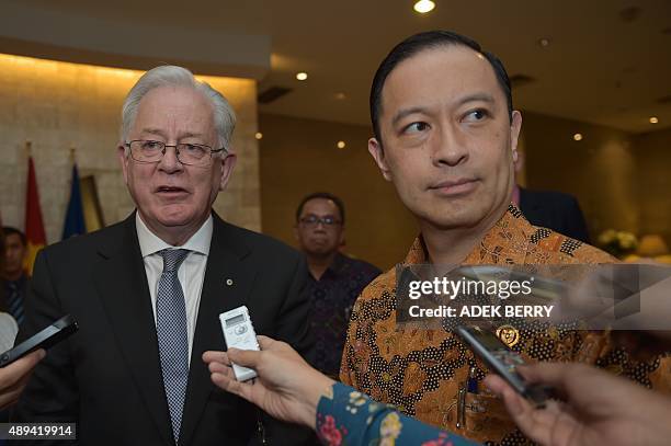 Andrew Robb 53 Neighbours Talking Australia Stock Photos, High-Res Pictures, and ...