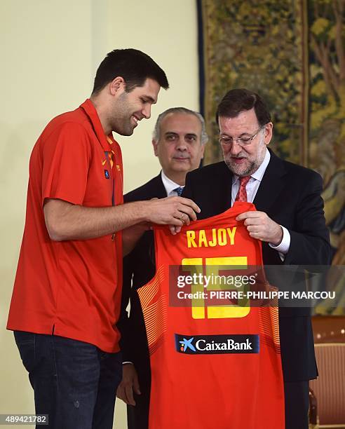 492 Spain National Team Jersey Stock Photos, High-Res Pictures, and