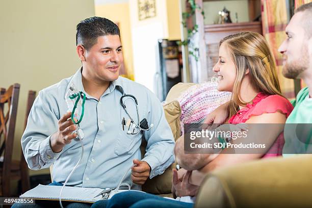 pediatra enseñanza padres sobre nebulizador para bebé con fibrosis quística - cystic fibrosis fotografías e imágenes de stock