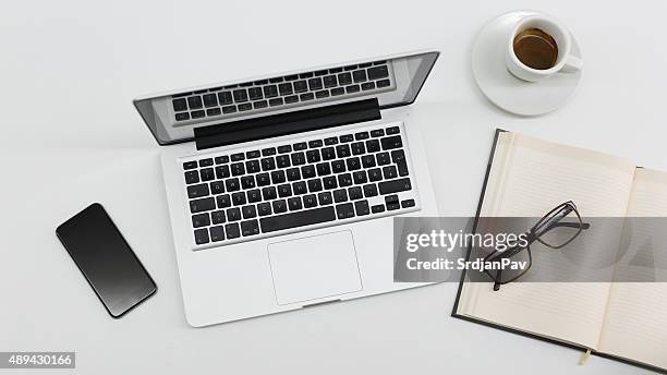 office concept - macbook business stockfoto's en -beelden