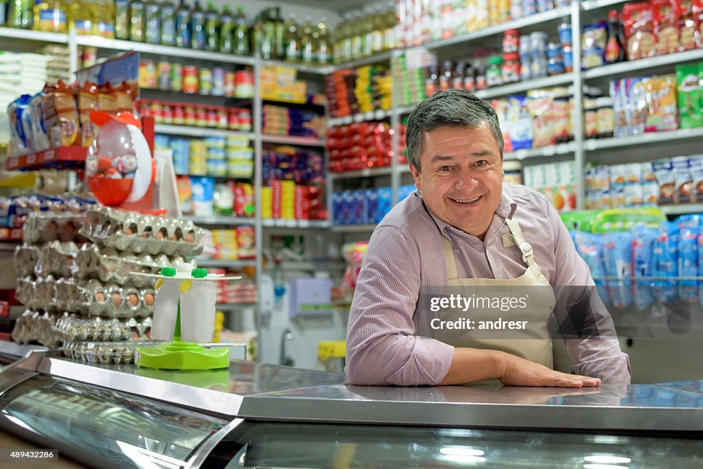 Tendero en una tienda de comida local