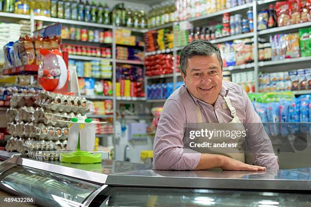 shopkeeper at a local food shop - food market stockfoto's en -beelden