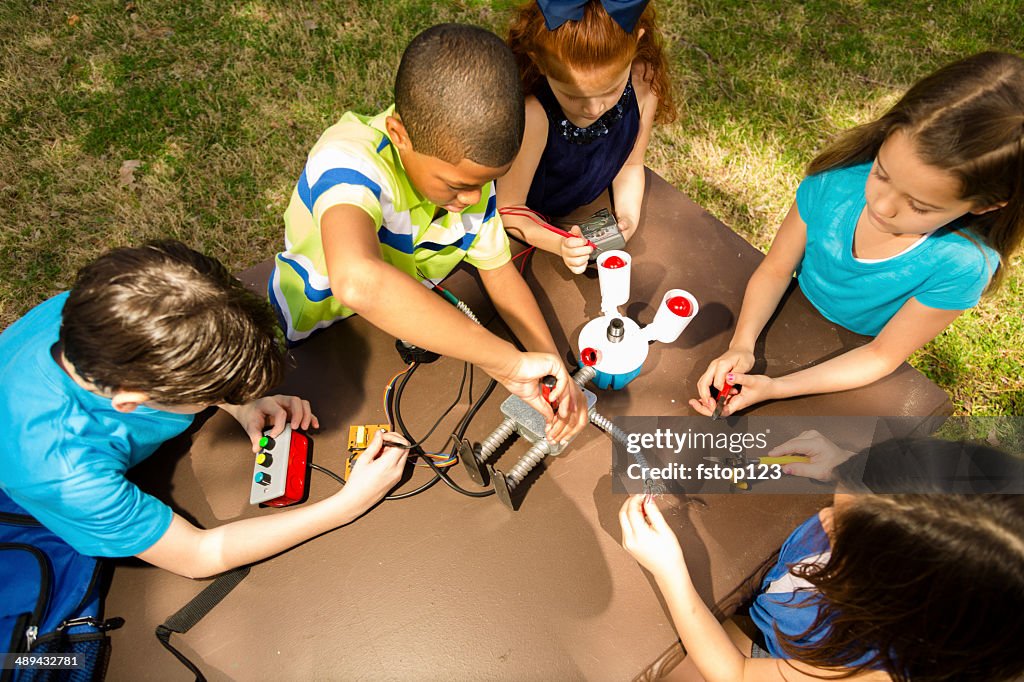 Little engenheiros! Étnico fundamental crianças colaborar na'robot'que criou.