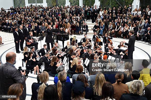 General view as Alison Moyet performs at the Burberry Womenswear Spring/Summer 2016 show during London Fashion Week at Kensington Gardens on...