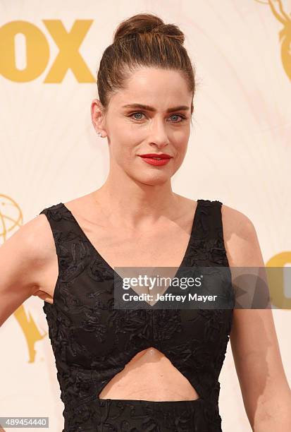 Actress Amanda Peet attends the 67th Annual Primetime Emmy Awards at Microsoft Theater on September 20, 2015 in Los Angeles, California.