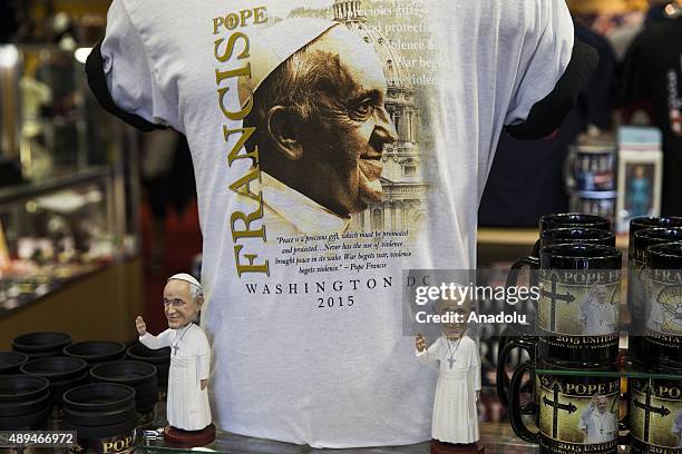 Pope Merchandise Pope Francis White House Photos and Premium High Res Pictures - Getty ...