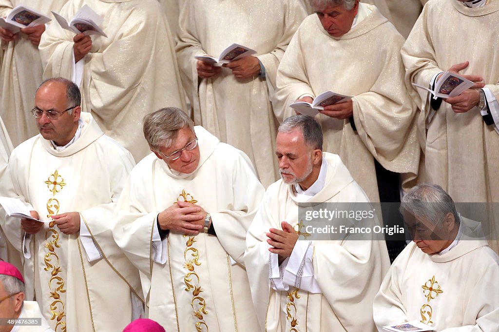 Poop Priest Priests attend the ordination ceremony of new priests held by Pope ...