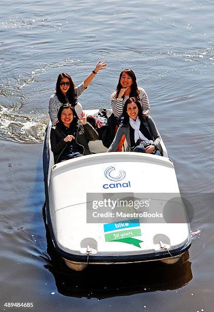 asian tourists in amsterdam - amstel stockfoto's en -beelden