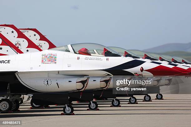 thunderbirds lineup at airshow - air force thunderbirds stock pictures, royalty-free photos & images