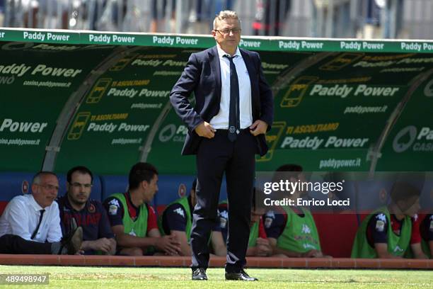 Ivo Pulga coach of Cagliari looks on during the Serie A match between Cagliari Calcio and AC Chievo Verona at Stadio Sant'Elia on May 11, 2014 in...