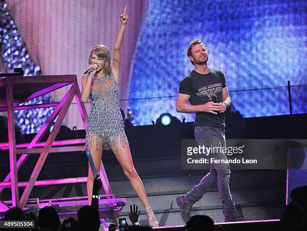 Musicians Taylor Swift and Dierks Bentley perform onstage at the Sprint Center on September 21, 2015 in Kansas City, Missouri.