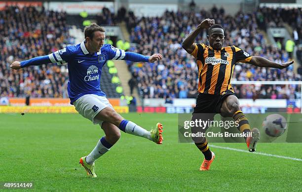 Aidan McGeady of Everton is closed down by Maynor Figueroa of Hull City during the Barclays Premier League match between Hull City and Everton at KC...