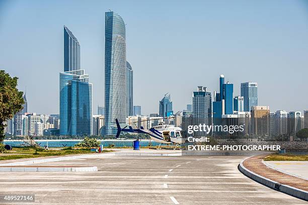 helicopter in abu dhabi - abu dhabi airport stockfoto's en -beelden