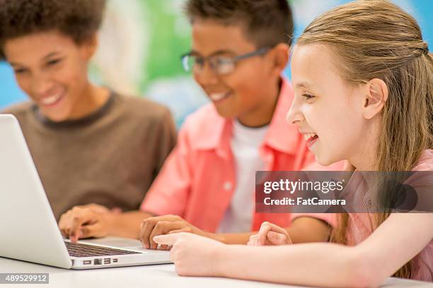 studenten sie ein video in der schule - elektronische gesundheitskarte stock-fotos und bilder