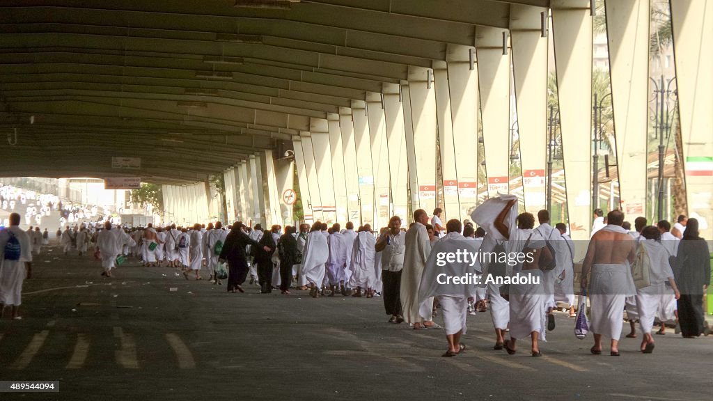 Prospective pilgrims head to Mount Arafat