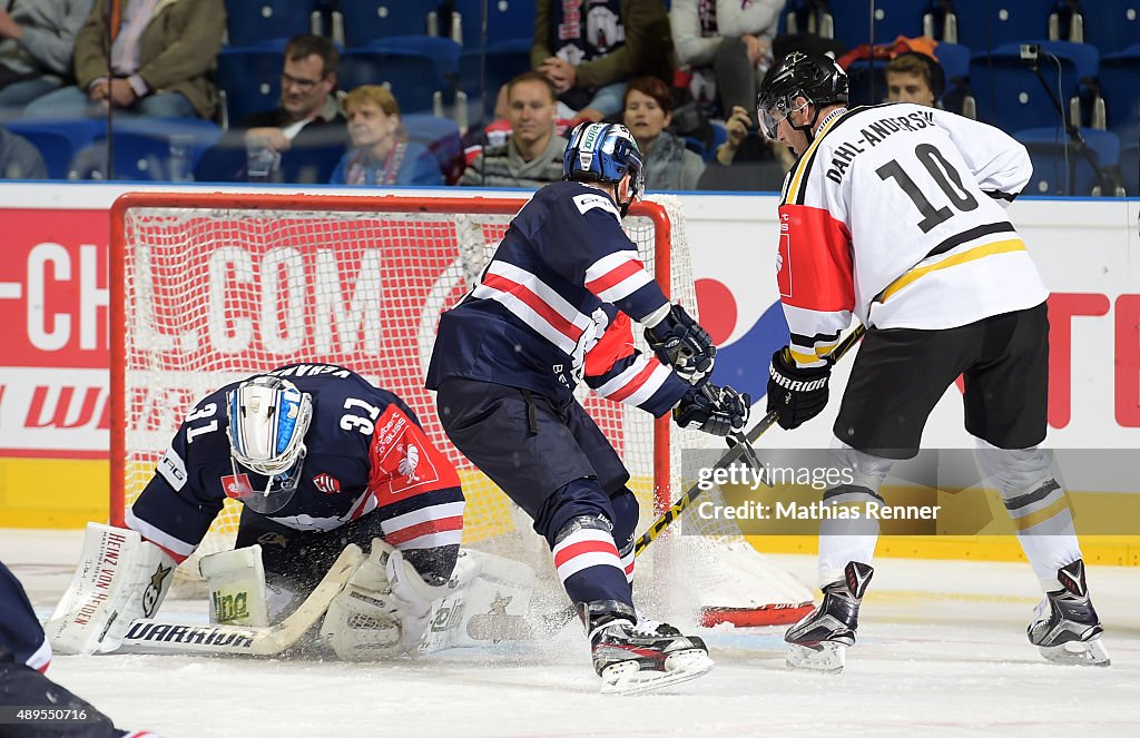 Eisbaeren Berlin v Stavanger Oilers - CHL