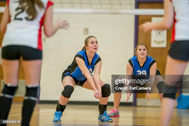 ready to recieve the ball - high school volleyball stockfoto's en -beelden