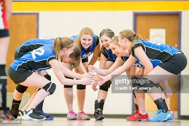 winning team huddle - high school sports team stock pictures, royalty-free photos & images