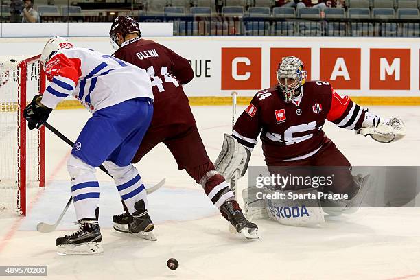 Sparta Prague Ryan Glenn defends Patrik Bartschi of the ZSC Lions Zurich during the Champions Hockey League round of thirty-two game between Sparta...