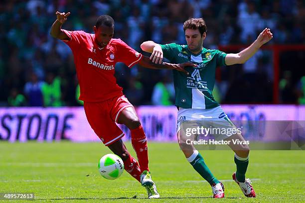 Wilson Tiago of Toluca struggles for the ball with Mauro Boselli of Leon during the Semifinal second leg match between Toluca and Leon as part of the...