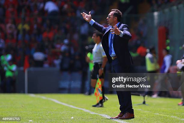 Gustavo Matosas, head coach of Leon gestures during the Semifinal second leg match between Toluca and Leon as part of the Clausura 2014 Liga MX...