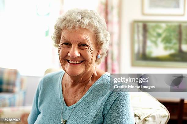 portrait of happy senior woman - alleen seniore vrouwen stockfoto's en -beelden